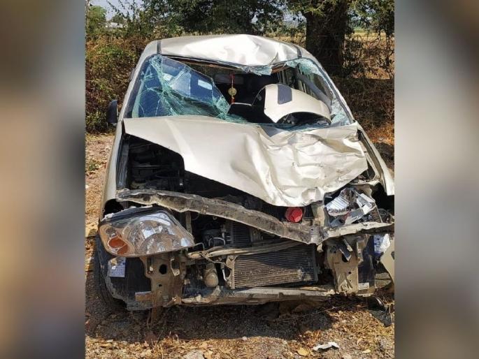 A car collides with a bullock cart; Bull died, person seriously injured | कारची बैलबंडीला धडक; बैल गतप्राण, व्यक्ती गंभीर जखमी A car collides with a bullock cart; Bull died, person seriously injured | कारची बैलबंडीला धडक; बैल गतप्राण, व्यक्ती गंभीर जखमी