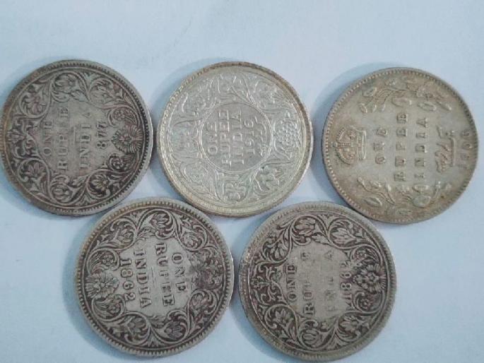 294 metal coins were found in Gondia | पांढऱ्या धातूची २९४ नाणी सापडली, सर्वत्र चर्चा 294 metal coins were found in Gondia | पांढऱ्या धातूची २९४ नाणी सापडली, सर्वत्र चर्चा