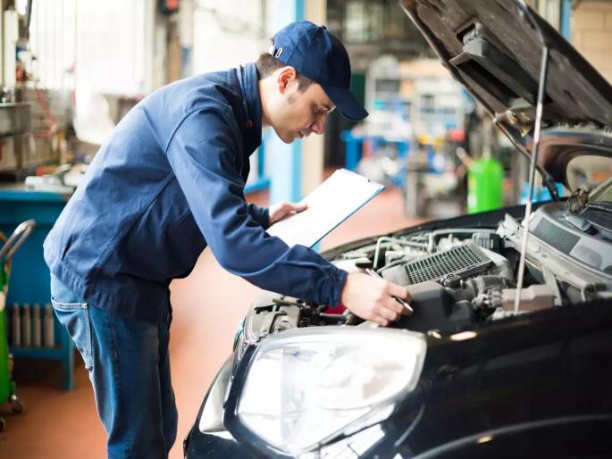 Car Servicing Tips: company authorized service center or a local mechanic? Find out who will benefit if you go ... | Car Servicing Tips: सर्व्हिस सेंटरमध्ये जावे की लोकल मॅकेनिक? कोणाकडे गेल्यास होईल फायदा, जाणून घ्या... Car Servicing Tips: company authorized service center or a local mechanic? Find out who will benefit if you go ... | Car Servicing Tips: सर्व्हिस सेंटरमध्ये जावे की लोकल मॅकेनिक? कोणाकडे गेल्यास होईल फायदा, जाणून घ्या...