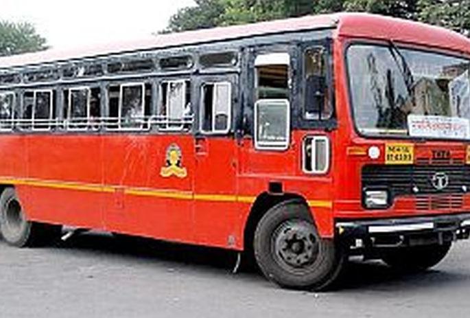 Stones hurled at Aheri bus at Etapalli | अहेरीच्या बसवर एटापल्लीत दगडफेक, दाेघे ताब्यात Stones hurled at Aheri bus at Etapalli | अहेरीच्या बसवर एटापल्लीत दगडफेक, दाेघे ताब्यात