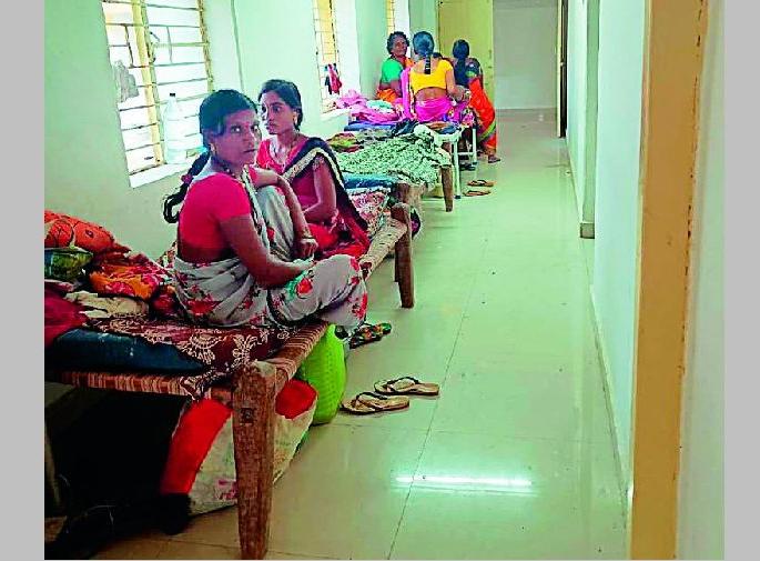 poor healthcare facilities in parwa phc yavatmal district | ग्रामीण भागात आरोग्याचे बेहाल; शस्त्रक्रिया करायचीय? मग घरूनच आणा खाटा! poor healthcare facilities in parwa phc yavatmal district | ग्रामीण भागात आरोग्याचे बेहाल; शस्त्रक्रिया करायचीय? मग घरूनच आणा खाटा!