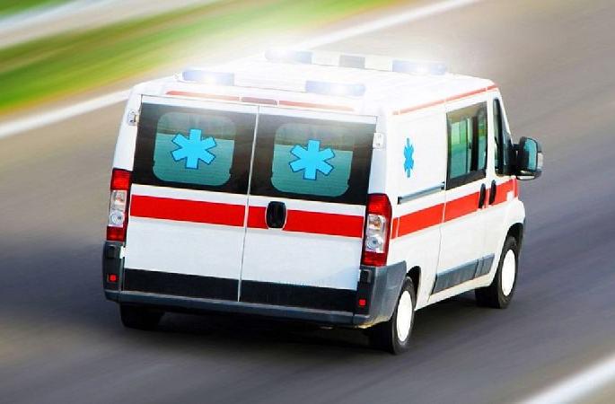 The driver left the injured and fled in an ambulance | अन् अपघातग्रस्तांना सोडून चालक रुग्णवाहिका घेऊन पळाला The driver left the injured and fled in an ambulance | अन् अपघातग्रस्तांना सोडून चालक रुग्णवाहिका घेऊन पळाला