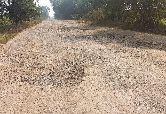 potholes become reason to accident on haranghat chamorshi road | हरणघाट रस्त्यावर खड्ड्याचे साम्राज्य, वाहनधारक त्रस्त; अपघाताला आमंत्रण