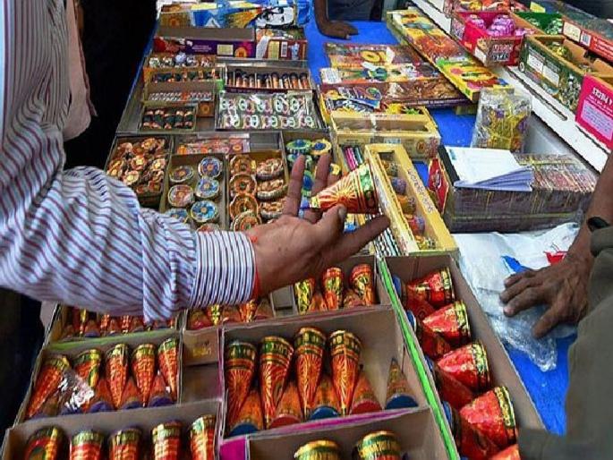 firecracker rate increased in the occasion of diwali | फटाके बाजारात महागाईचा धमाका, किमतीत २० ते २५ टक्क्यांची वाढ firecracker rate increased in the occasion of diwali | फटाके बाजारात महागाईचा धमाका, किमतीत २० ते २५ टक्क्यांची वाढ