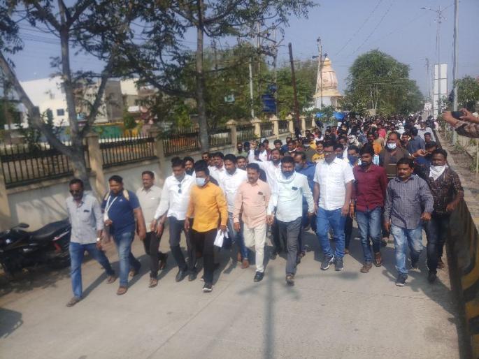 statue of Chhatrapati Shivaji Maharaj was removed in daryapur | दर्यापुरात छत्रपती शिवाजी महाराजांचा अश्वरूढ पुतळा हटवला, शिवप्रेमी धडकले नगरपालिकेवर statue of Chhatrapati Shivaji Maharaj was removed in daryapur | दर्यापुरात छत्रपती शिवाजी महाराजांचा अश्वरूढ पुतळा हटवला, शिवप्रेमी धडकले नगरपालिकेवर