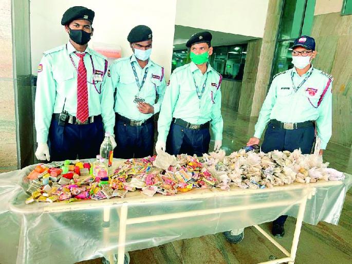 AIIMS administration sized 475 Kharra pouch 3 bottles of liquor bottles from patients relatives | 'एम्स'मध्ये ४७५ खर्रा पुड्या, दारूच्या बॉटल्स जप्त AIIMS administration sized 475 Kharra pouch 3 bottles of liquor bottles from patients relatives | 'एम्स'मध्ये ४७५ खर्रा पुड्या, दारूच्या बॉटल्स जप्त