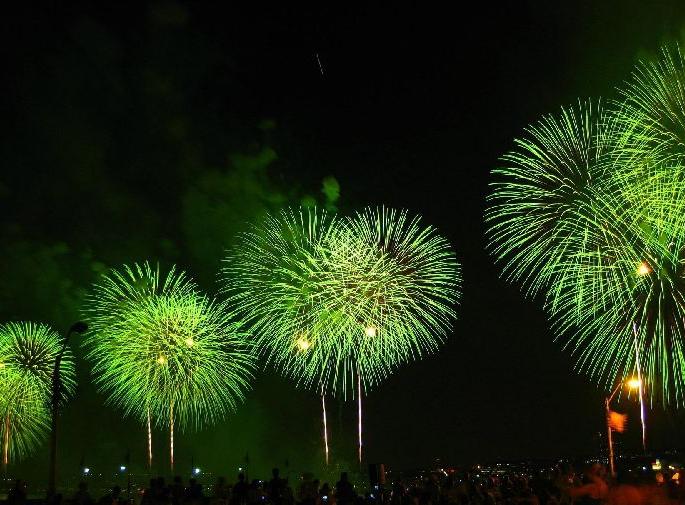 celebrate eco friendly diwali using green crackers | दिवाळीत इकोफ्रेंडली फटाके उडवा, प्रदुषण टाळा celebrate eco friendly diwali using green crackers | दिवाळीत इकोफ्रेंडली फटाके उडवा, प्रदुषण टाळा