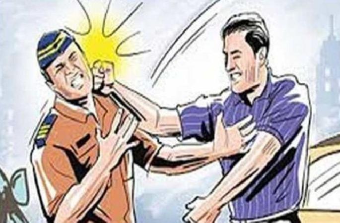 police Sub-inspector beaten over small dispute in nagpur | 'तक्रार का दिली' म्हणत चक्क पोलीस उपनिरीक्षकालाच मारहाण police Sub-inspector beaten over small dispute in nagpur | 'तक्रार का दिली' म्हणत चक्क पोलीस उपनिरीक्षकालाच मारहाण