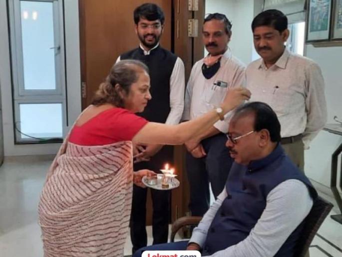 nitin gadkari wishes Chandrasekhar Bavankule for his victory in mlc election 2021 | विजयानंतर कांचन गडकरींनी औक्षण करून दिल्या बावनकुळेंना शुभेच्छा nitin gadkari wishes Chandrasekhar Bavankule for his victory in mlc election 2021 | विजयानंतर कांचन गडकरींनी औक्षण करून दिल्या बावनकुळेंना शुभेच्छा