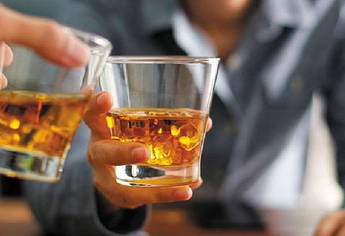 peoples of Chandrapur district has drinks 94 lakh liters of liquor in six months | चंद्रपूरकरांनी सहा महिन्यांत रिचवली ९४ लाख लिटर दारू peoples of Chandrapur district has drinks 94 lakh liters of liquor in six months | चंद्रपूरकरांनी सहा महिन्यांत रिचवली ९४ लाख लिटर दारू