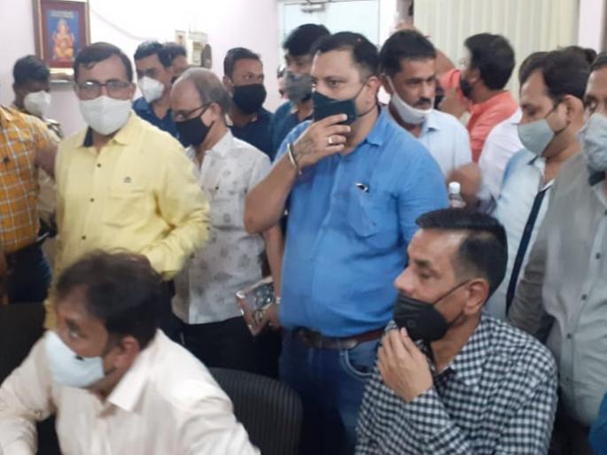 What did the KDMC commissioner say about the restrictions on shop closure? The merchants made a fuss | Corona Virus in KDMC: दुकानं बंदच्या निर्बंधावर काय म्हणाले केडीएमसी आयुक्त? व्यापाऱ्यांनी घातला गोंधळ What did the KDMC commissioner say about the restrictions on shop closure? The merchants made a fuss | Corona Virus in KDMC: दुकानं बंदच्या निर्बंधावर काय म्हणाले केडीएमसी आयुक्त? व्यापाऱ्यांनी घातला गोंधळ