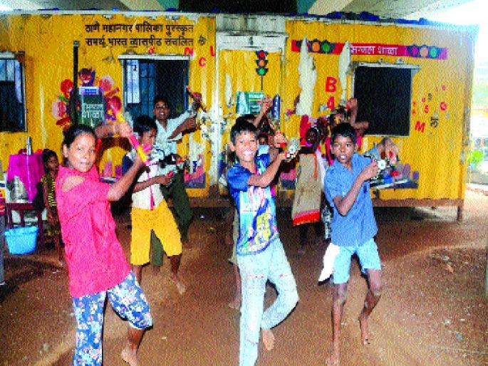 Everyone should be educated away from poverty | गरिबी दूर होऊन सर्वांना शिक्षण मिळायला हवे, सिग्नल शाळेतील मुलांचे विचार Everyone should be educated away from poverty | गरिबी दूर होऊन सर्वांना शिक्षण मिळायला हवे, सिग्नल शाळेतील मुलांचे विचार