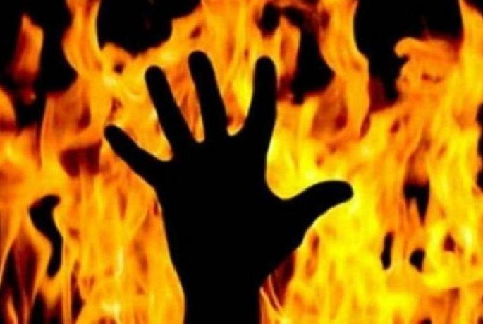 Two younger brothers threw diesel at the older brother and set him on fire | किरकोळ वादातून दोन लहान भावांनी मोठ्या भावाला डिझेल टाकून पेटविले  Two younger brothers threw diesel at the older brother and set him on fire | किरकोळ वादातून दोन लहान भावांनी मोठ्या भावाला डिझेल टाकून पेटविले