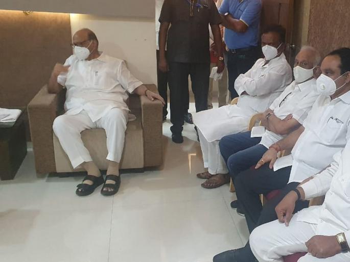 Sharad Pawar came in Satara; MP Udayan Raje was absent meeting on Corona | शरद पवार पुन्हा साताऱ्यात; नाराजी व्यक्त करणारे खासदार उदयनराजे अनुपस्थित Sharad Pawar came in Satara; MP Udayan Raje was absent meeting on Corona | शरद पवार पुन्हा साताऱ्यात; नाराजी व्यक्त करणारे खासदार उदयनराजे अनुपस्थित