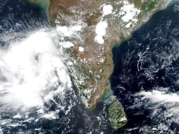 Nisarga cyclone to hit Raigad today; Curfew issued | निसर्ग चक्रीवादळ आज रायगडला धडकणार; संचारबंदी जारी Nisarga cyclone to hit Raigad today; Curfew issued | निसर्ग चक्रीवादळ आज रायगडला धडकणार; संचारबंदी जारी