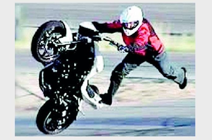 biker doing stunt riding arrested by amravati police | सहा लाखांच्या ‘बुलेटराजा’ची शहरात ‘स्टंट रायडिंग’, पोलिसांनी दाखवला इंगा biker doing stunt riding arrested by amravati police | सहा लाखांच्या ‘बुलेटराजा’ची शहरात ‘स्टंट रायडिंग’, पोलिसांनी दाखवला इंगा