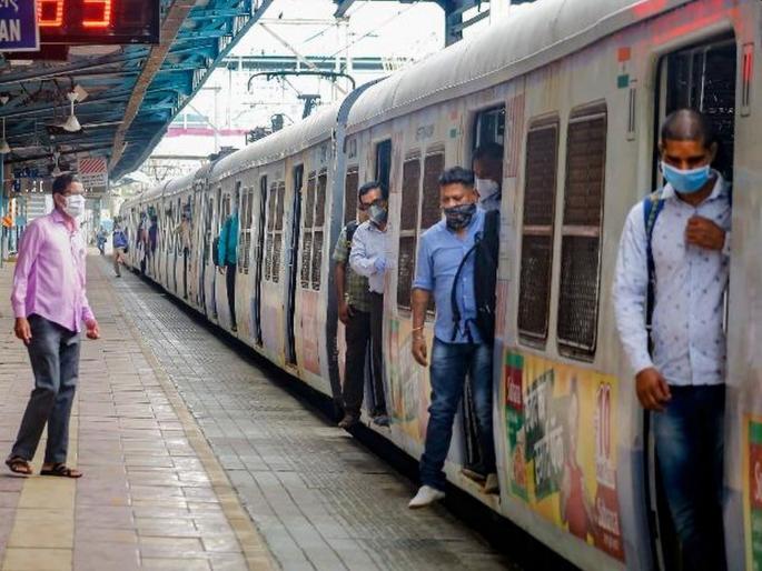 Three and a half lakh employees travel daily by local | लोकलमधून दररोज साडेतीन लाख कर्मचाऱ्यांचा प्रवास Three and a half lakh employees travel daily by local | लोकलमधून दररोज साडेतीन लाख कर्मचाऱ्यांचा प्रवास