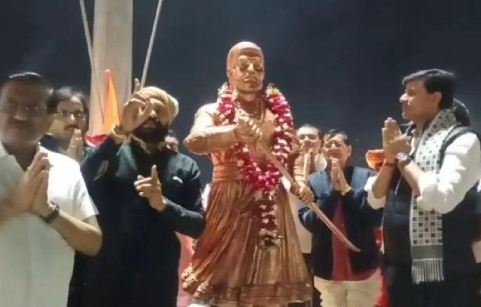 amravati municipal corp removed the statue of Chhatrapati Shivaji Maharaj on the Rajapeth flyover | आमदार रवी राणा यांनी बसवलेला छत्रपती शिवाजी महाराजांचा पुतळा महापालिकेनं हटवला amravati municipal corp removed the statue of Chhatrapati Shivaji Maharaj on the Rajapeth flyover | आमदार रवी राणा यांनी बसवलेला छत्रपती शिवाजी महाराजांचा पुतळा महापालिकेनं हटवला