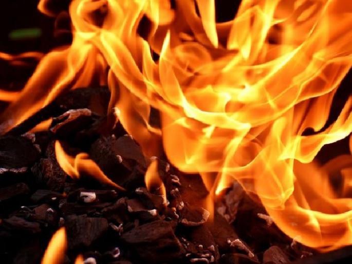 woman set herself on fire in a police colony at Pipri Meghe in Wardha | पोलीस वसाहतीत गृहरक्षक तरुणीने स्वत:ला घेतले पेटवून woman set herself on fire in a police colony at Pipri Meghe in Wardha | पोलीस वसाहतीत गृहरक्षक तरुणीने स्वत:ला घेतले पेटवून