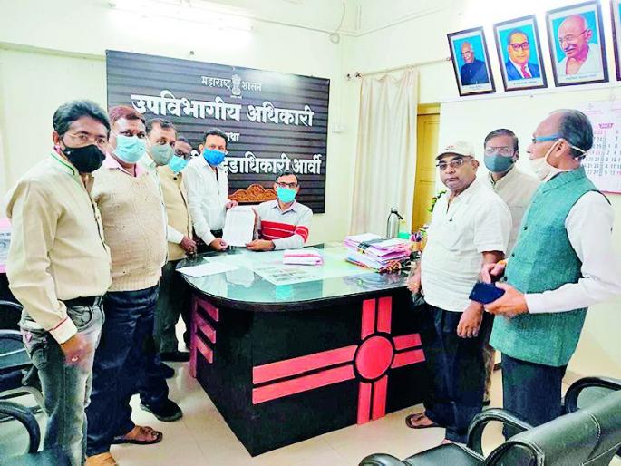 14 speed breakers on 800 meters of road | ८०० मीटरच्या रस्त्यावर १४ ‘स्पीड ब्रेकर’, वाहनचालकांच्या पाठीची हाडं खिळखिळी! 14 speed breakers on 800 meters of road | ८०० मीटरच्या रस्त्यावर १४ ‘स्पीड ब्रेकर’, वाहनचालकांच्या पाठीची हाडं खिळखिळी!