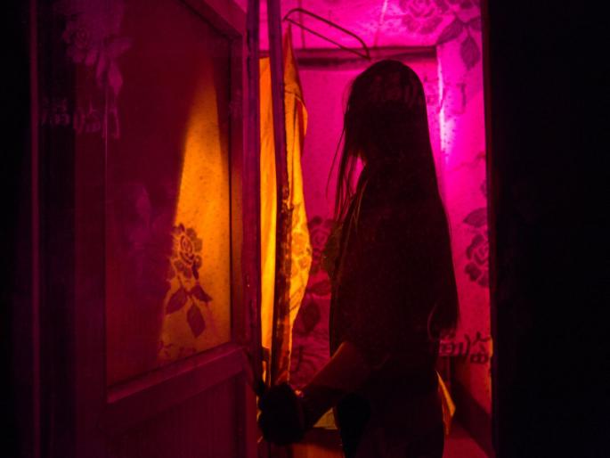 Three arrested for forcing young woman into prostitution | धक्कादायक! तरुणीला जबरदस्ती वेश्या व्यवसायात गुंतवले; तिघांना अटक Three arrested for forcing young woman into prostitution | धक्कादायक! तरुणीला जबरदस्ती वेश्या व्यवसायात गुंतवले; तिघांना अटक