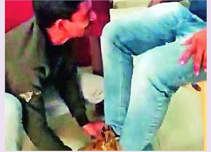 Ashti police station assault case, accused arrested for makng video of social worker beating a man with police belt | आष्टी पोलीस ठाण्यातील 'सुंदरी'ने मारहाण प्रकरण, चित्रफीत तयार करणाऱ्यास ठोकल्या बेड्या Ashti police station assault case, accused arrested for makng video of social worker beating a man with police belt | आष्टी पोलीस ठाण्यातील 'सुंदरी'ने मारहाण प्रकरण, चित्रफीत तयार करणाऱ्यास ठोकल्या बेड्या