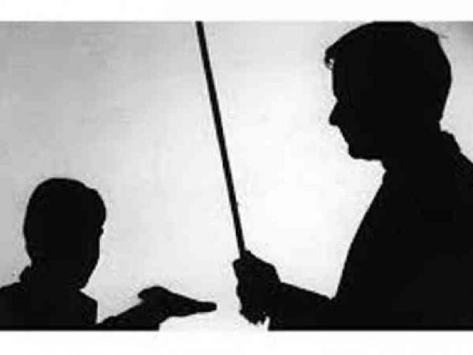 school student brutally beaten up by teacher | 'बंडू बाॅक्सर' म्हणून चिडवल्याचा राग अनावर, विद्यार्थ्याला बेदम मारहाण school student brutally beaten up by teacher | 'बंडू बाॅक्सर' म्हणून चिडवल्याचा राग अनावर, विद्यार्थ्याला बेदम मारहाण