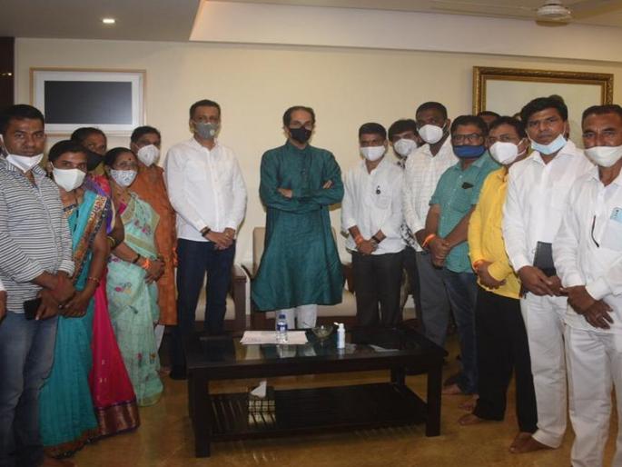 Parner's five corporators back in ShivSena; Meet Uddhav Thackeray on Matoshree | पारनेरचे पाच नगरसेवक पुन्हा शिवबंधनात; मातोश्रीवर उद्धव ठाकरेंची घेतली भेट Parner's five corporators back in ShivSena; Meet Uddhav Thackeray on Matoshree | पारनेरचे पाच नगरसेवक पुन्हा शिवबंधनात; मातोश्रीवर उद्धव ठाकरेंची घेतली भेट