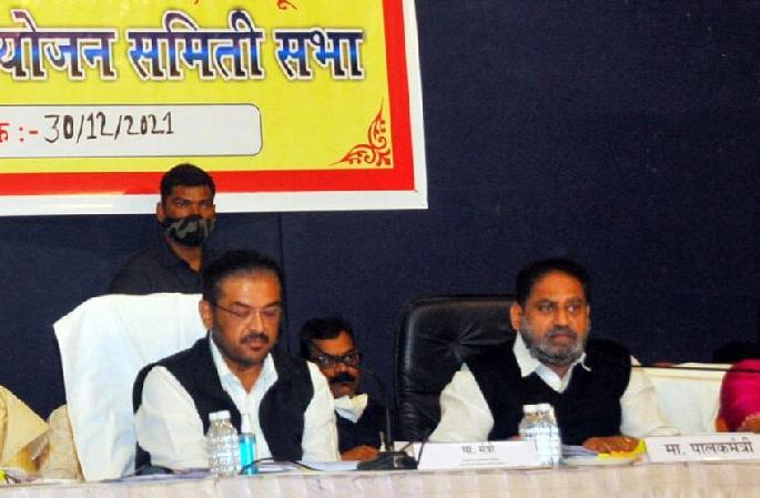 nitin raut warns to officials to spend the fund of district annual plan in time | निधी खर्च करा, अन्यथा कारवाई; पालकमंत्री राऊत यांचा इशारा