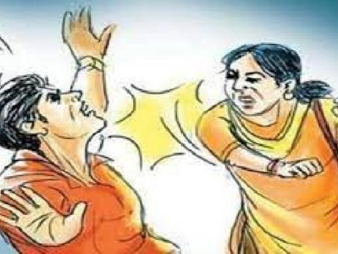 woman beats drunk man for teasing her and slap husband for not helping | अबला नव्हे सबला; ‘चान्स’ मागणाऱ्याला लाथाडले! पतीलाही चपराक woman beats drunk man for teasing her and slap husband for not helping | अबला नव्हे सबला; ‘चान्स’ मागणाऱ्याला लाथाडले! पतीलाही चपराक