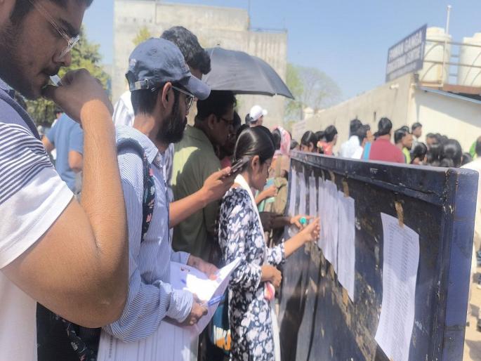 Power went out during MHT CET exam; students sat in the center for 5-6 hours | एमएचटी सीईटी परीक्षेवेळी बत्ती गुल; ५-६ तास विद्यार्थी केंद्रातच ताटकळून बसले