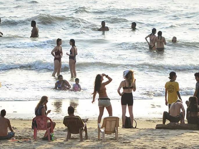 CoronaVirus Marathi news Fun on goa shore from foreign tourist in lockdown hrb | CoronaVirus अख्खा देश कोरोनाच्या धास्तीने घरात असताना परदेशी पर्यटकांकडून किनाऱ्यावर मौजमजा