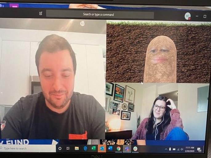 OMG! Boss accidentally turns herself into a potato on video conference hrb | OMG! व्हिडीओ कॉन्फरन्स कॉल सुरू होता अचानक बॉसचा 'बटाटा' झाला! OMG! Boss accidentally turns herself into a potato on video conference hrb | OMG! व्हिडीओ कॉन्फरन्स कॉल सुरू होता अचानक बॉसचा 'बटाटा' झाला!