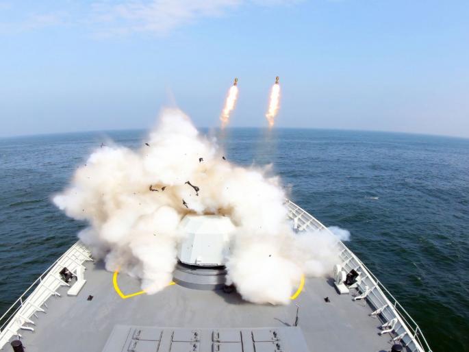Tensions rise, China softens! said, will not fire first bullet on American Army | तणाव वाढला, चीन नरमला! म्हणाला, अमेरिकेवर पहिली गोळी झाडणार नाही Tensions rise, China softens! said, will not fire first bullet on American Army | तणाव वाढला, चीन नरमला! म्हणाला, अमेरिकेवर पहिली गोळी झाडणार नाही