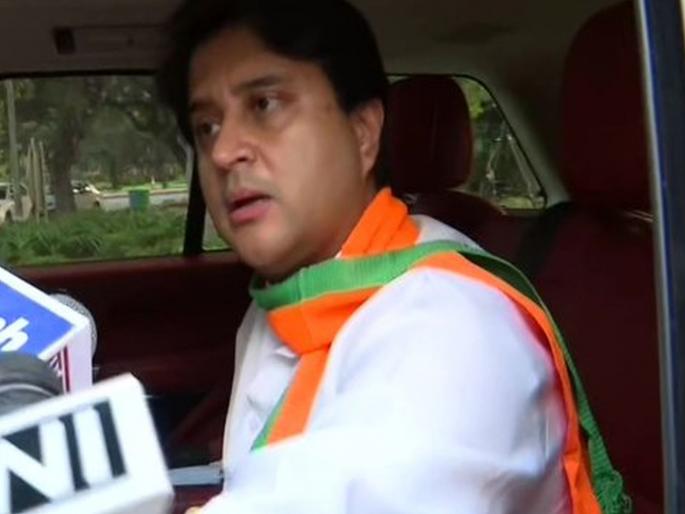 rebel 22 MLAs of madhya pradesh joined BJP today; all get ticket hrb | कोरोनाच्या सावटाखाली ‘ते’ बंडखोर आमदार भाजपमध्ये; ज्योतिरादित्यांनी दिला 'शब्द' rebel 22 MLAs of madhya pradesh joined BJP today; all get ticket hrb | कोरोनाच्या सावटाखाली ‘ते’ बंडखोर आमदार भाजपमध्ये; ज्योतिरादित्यांनी दिला 'शब्द'