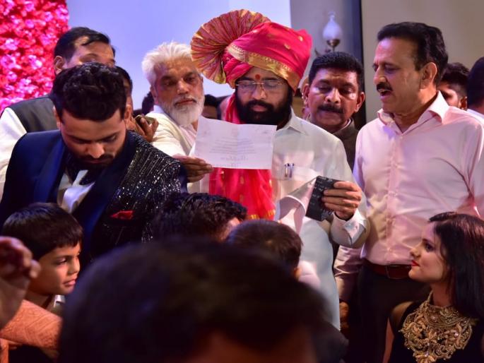All raised eyebrows! Chief Minister Eknath Shinde attends Uddhav Thackeray Group MLA kishor darade son's wedding in Nashik after Supreme Court Verdict | सर्वांच्या भुवया उंचावल्या! सकाळी निकाल, सायंकाळी ठाकरे गटाच्या आमदार पुत्राच्या लग्नाला मुख्यमंत्री शिंदेंची हजेरी All raised eyebrows! Chief Minister Eknath Shinde attends Uddhav Thackeray Group MLA kishor darade son's wedding in Nashik after Supreme Court Verdict | सर्वांच्या भुवया उंचावल्या! सकाळी निकाल, सायंकाळी ठाकरे गटाच्या आमदार पुत्राच्या लग्नाला मुख्यमंत्री शिंदेंची हजेरी