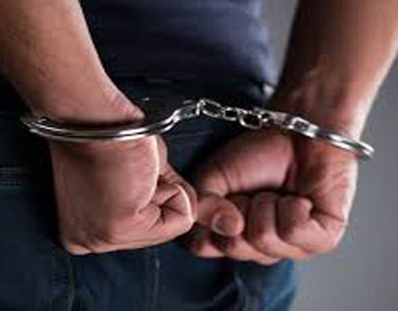 Action on liquor dealers in three places | तीन ठिकाणी दारू विक्रेत्यांवर कारवाई