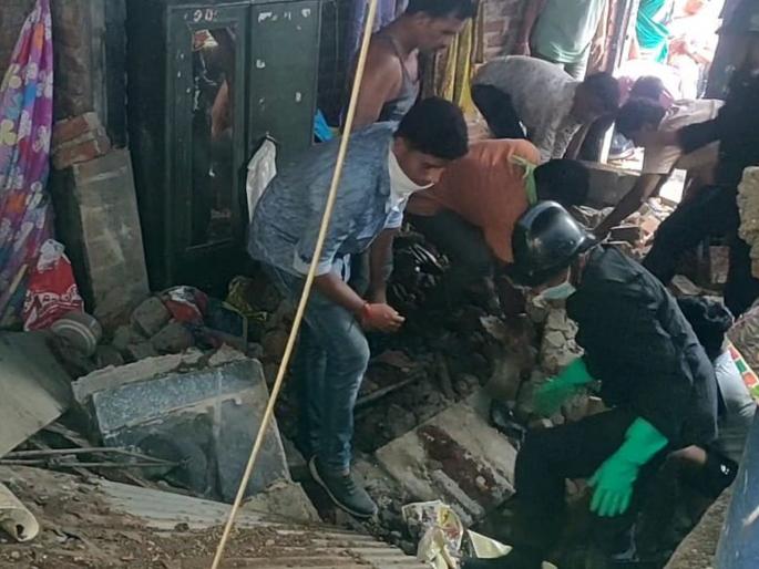 The wall of the house in Bhiwandi collapsed; two were released after three hours in critical condition | भिवंडीत घराची भिंत कोसळली; ढिगाऱ्याखाली अडकलेल्या दोघांची तीन तासानंतर सुटका The wall of the house in Bhiwandi collapsed; two were released after three hours in critical condition | भिवंडीत घराची भिंत कोसळली; ढिगाऱ्याखाली अडकलेल्या दोघांची तीन तासानंतर सुटका