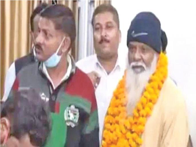Shamsuddin reunited with his family after 28 years | शमसुद्दीन २८ वर्षांनी कुटुंबीयांना पुन्हा भेटले Shamsuddin reunited with his family after 28 years | शमसुद्दीन २८ वर्षांनी कुटुंबीयांना पुन्हा भेटले