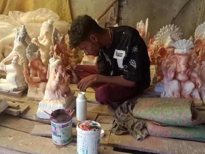 The Ganesha idol of also hit by inflation, the prices of all goods increased | गणरायाच्या मूर्तीलाही महागाईचा चटका, सर्वच वस्तूंचे दर वधारले The Ganesha idol of also hit by inflation, the prices of all goods increased | गणरायाच्या मूर्तीलाही महागाईचा चटका, सर्वच वस्तूंचे दर वधारले