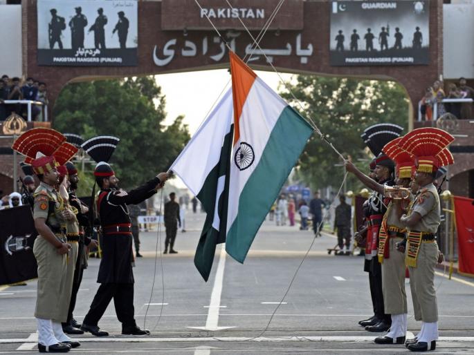 ...Now enemy India can only help; Advice is also being received from Pakistani media after Lahore Chamber meeting with India | ...आता दुश्मन भारतच मदत करू शकतो; पाकिस्तानी मीडियाकडूनही मिळतोय सल्ला ...Now enemy India can only help; Advice is also being received from Pakistani media after Lahore Chamber meeting with India | ...आता दुश्मन भारतच मदत करू शकतो; पाकिस्तानी मीडियाकडूनही मिळतोय सल्ला