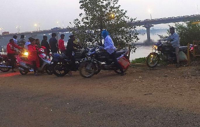 Life-threatening traffic over old closed bridge in bhandara | जुन्या पुलावरून जीवघेणी वाहतूक; प्रशासन हतबल