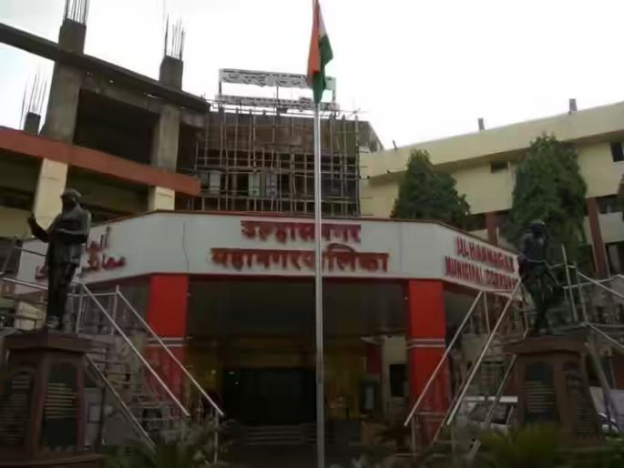 Assistant Commissioner of Ulhasnagar Municipal Corporation Ajit Gowari along with 3 persons arrested for taking bribe | उल्हासनगर महापालिकेचे सहायक आयुक्त अजित गोवारी यांच्यासह ३ जणांना लाच घेतांना अटक Assistant Commissioner of Ulhasnagar Municipal Corporation Ajit Gowari along with 3 persons arrested for taking bribe | उल्हासनगर महापालिकेचे सहायक आयुक्त अजित गोवारी यांच्यासह ३ जणांना लाच घेतांना अटक