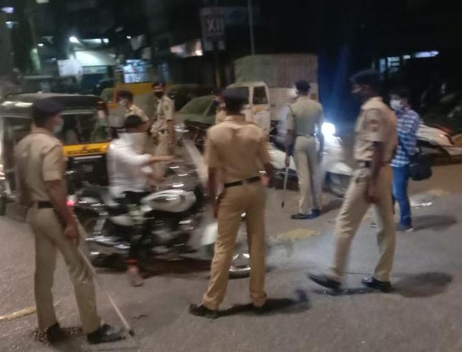 CoronaVirus SRPF deployed in Mumbra for effective Lockdown hrb | CoronaVirus राज्यात पहिल्यांदाच लॉकडाऊनसाठी एसआरपीएफ तैनात; मुंब्रामध्ये बंदोबस्त