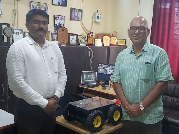 The 'weed killer robot', an effective and low-cost device to remove weeds from the fields, big relief to farmers | मजूर मिळाले नाही तरी नो टेन्शन; आता रोबो करणार निंदण, शेतकऱ्यांचा खर्च वाचणार The 'weed killer robot', an effective and low-cost device to remove weeds from the fields, big relief to farmers | मजूर मिळाले नाही तरी नो टेन्शन; आता रोबो करणार निंदण, शेतकऱ्यांचा खर्च वाचणार