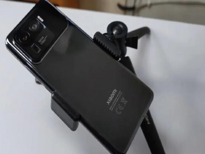 Alleged Mi 11 Ultra images show off secondary display triple cameras and more | Xiaomi च्या या स्मार्टफोनच्या मागे आहे एक छोटा स्क्रिन; YouTube video मध्ये दिसला भारी लूक Alleged Mi 11 Ultra images show off secondary display triple cameras and more | Xiaomi च्या या स्मार्टफोनच्या मागे आहे एक छोटा स्क्रिन; YouTube video मध्ये दिसला भारी लूक