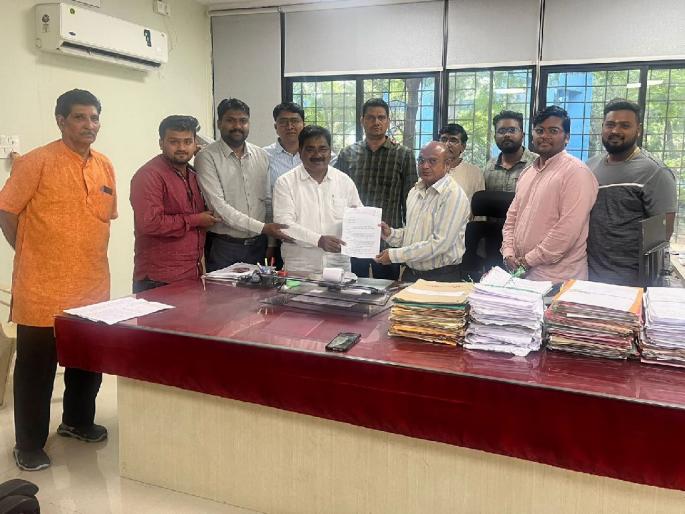 Plug potholes for a smooth Ganesha festival; Arrange for dust in the ground, request of Ganeshotsav Mandals to the Assistant Commissioner | निर्विघ्न गणेशोत्सवासाठी खड्डे बुजवा; मैदानात डस्टची व्यवस्था करा, सहायक आयुक्तांकडे मागणी