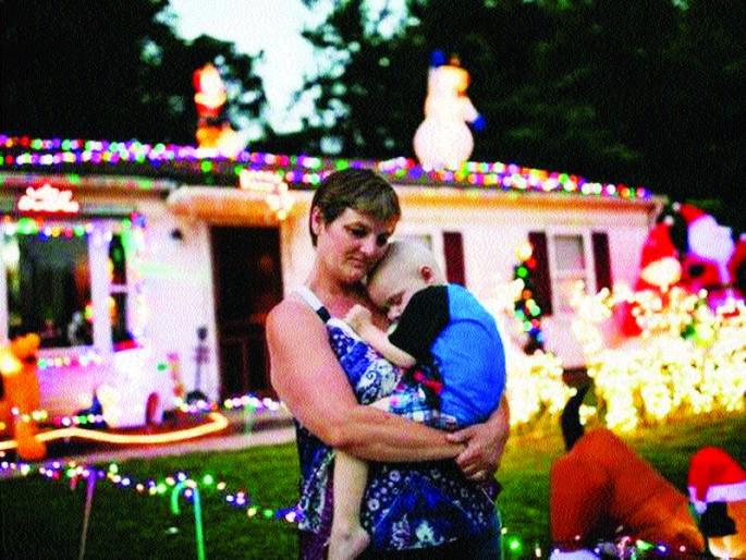 Just for Christmas preparations in a town in America | अमेरिकेतील एका गावात आताच ख्रिसमसची तयारी; संवेदनशील मनाला हेलावून टाकणारी कहाणी Just for Christmas preparations in a town in America | अमेरिकेतील एका गावात आताच ख्रिसमसची तयारी; संवेदनशील मनाला हेलावून टाकणारी कहाणी
