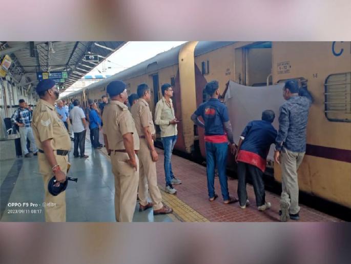During the train journey, the woman went into labor and gave birth to a cute baby boy | रेल्वे प्रवासादरम्यानच महिलेला प्रसुती कळा, दिला गोंडस मुलाला जन्म During the train journey, the woman went into labor and gave birth to a cute baby boy | रेल्वे प्रवासादरम्यानच महिलेला प्रसुती कळा, दिला गोंडस मुलाला जन्म