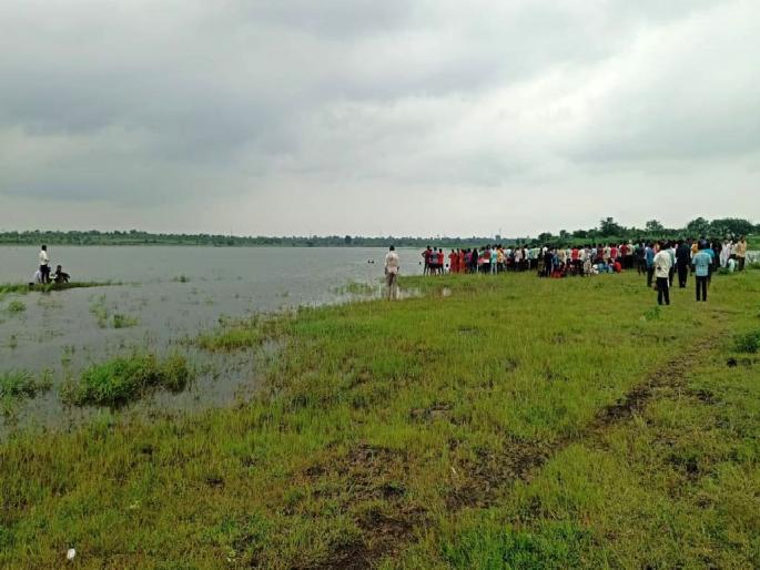 A farmer father and son drowned in the lake in hivara shivara | दुर्दैवी घटना! बैल पोळ्याच्या दिवशीच शेतकरी पिता-पुत्राचा तलावात बुडून मृत्यू A farmer father and son drowned in the lake in hivara shivara | दुर्दैवी घटना! बैल पोळ्याच्या दिवशीच शेतकरी पिता-पुत्राचा तलावात बुडून मृत्यू